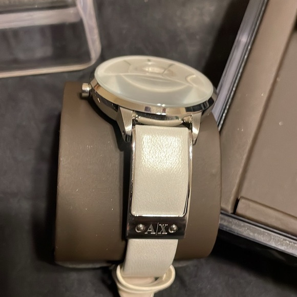 Armani FAST SHIPPING - Picture 4 of 5